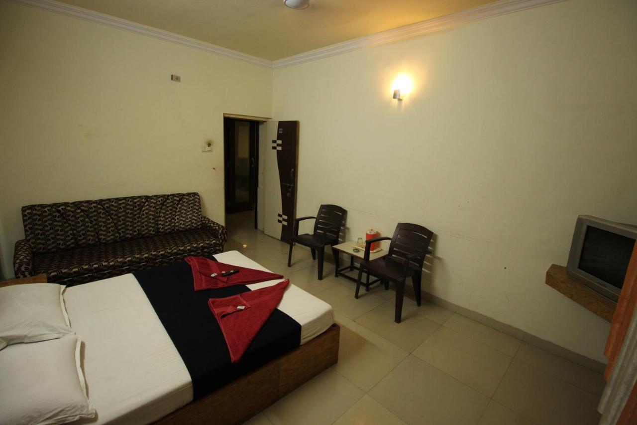 Hotel Laxmibai Palace Ширді Екстер'єр фото