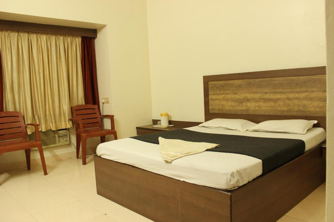 Hotel Laxmibai Palace Ширді Екстер'єр фото