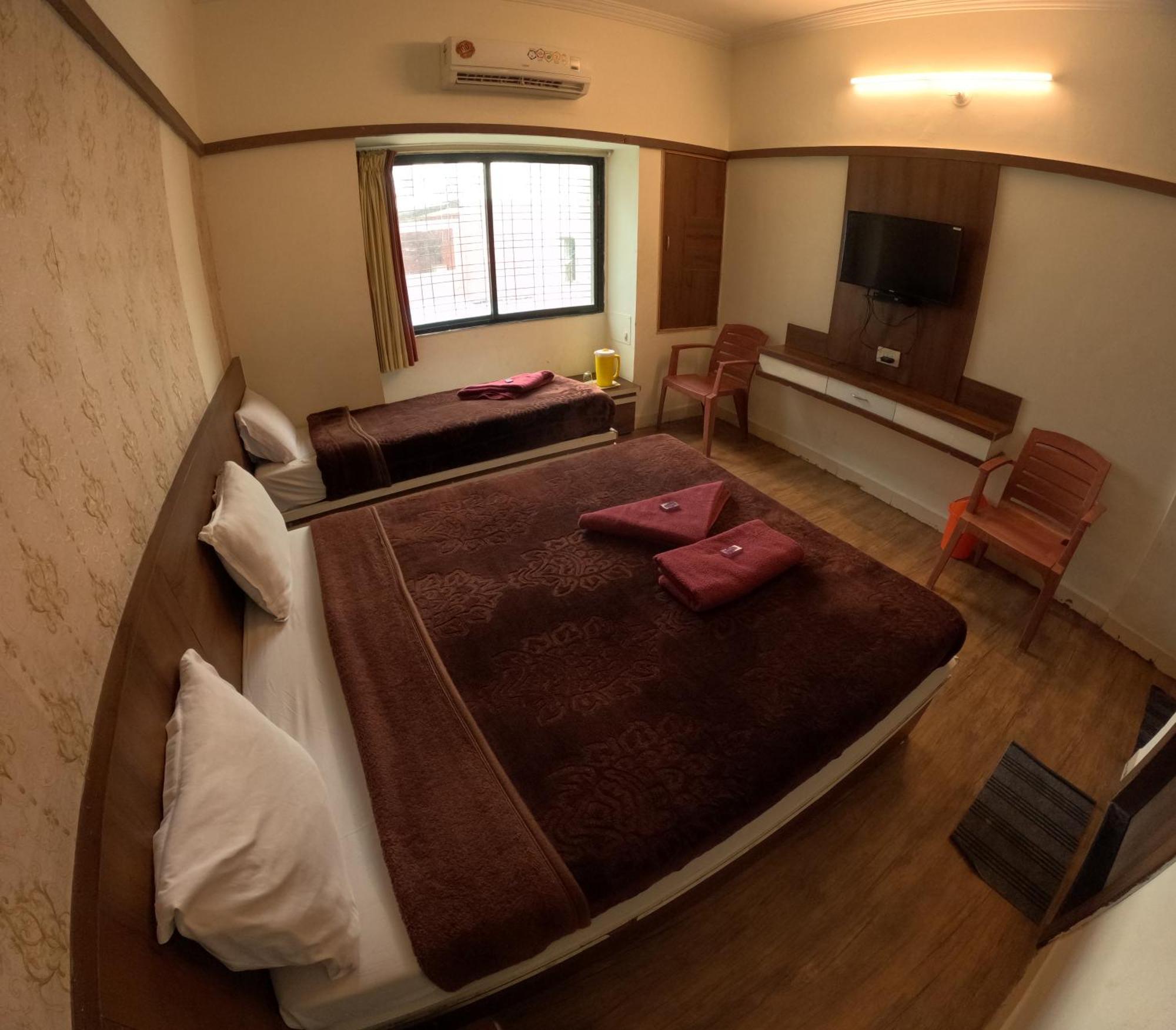 Hotel Laxmibai Palace Ширді Екстер'єр фото
