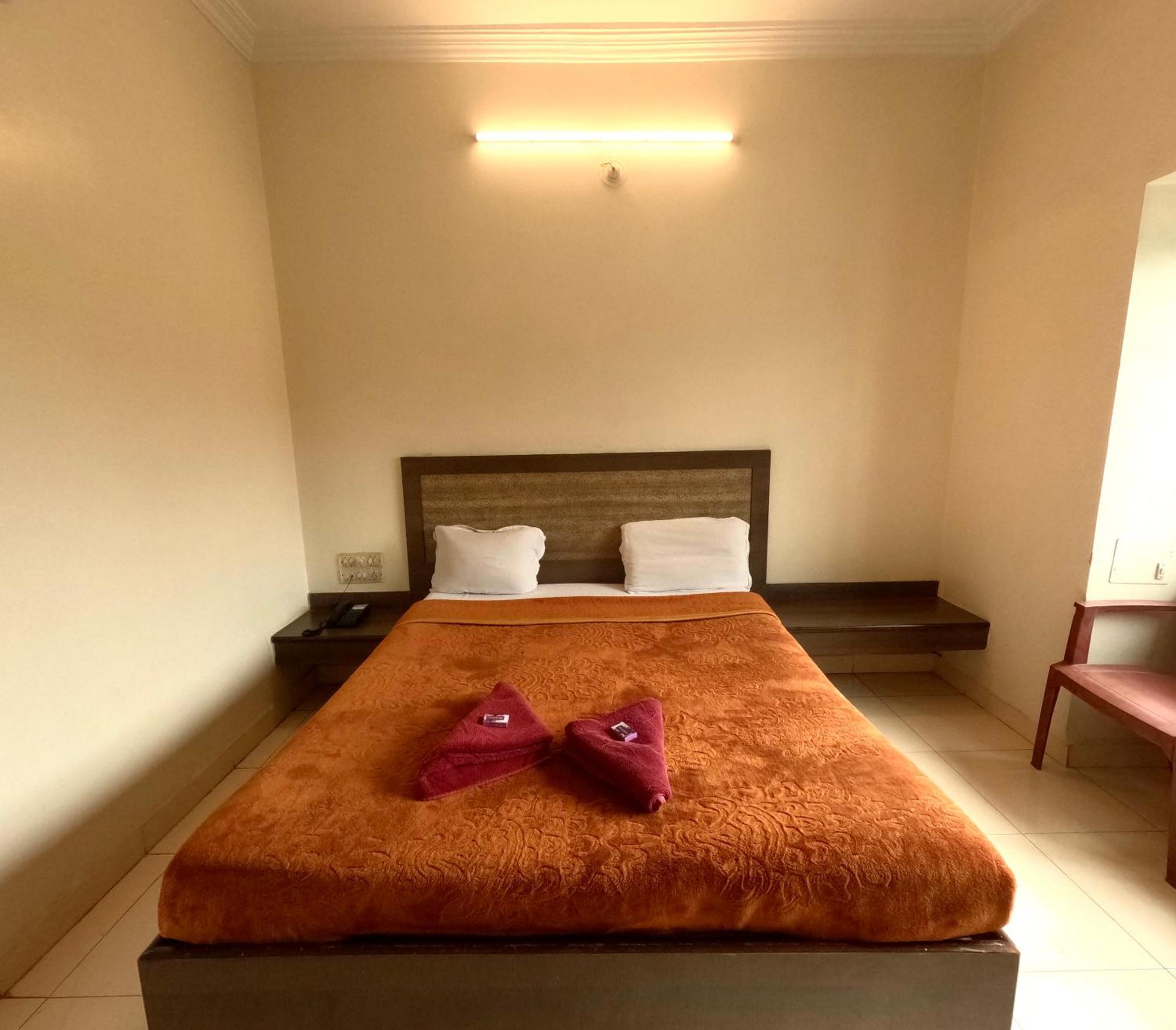 Hotel Laxmibai Palace Ширді Екстер'єр фото