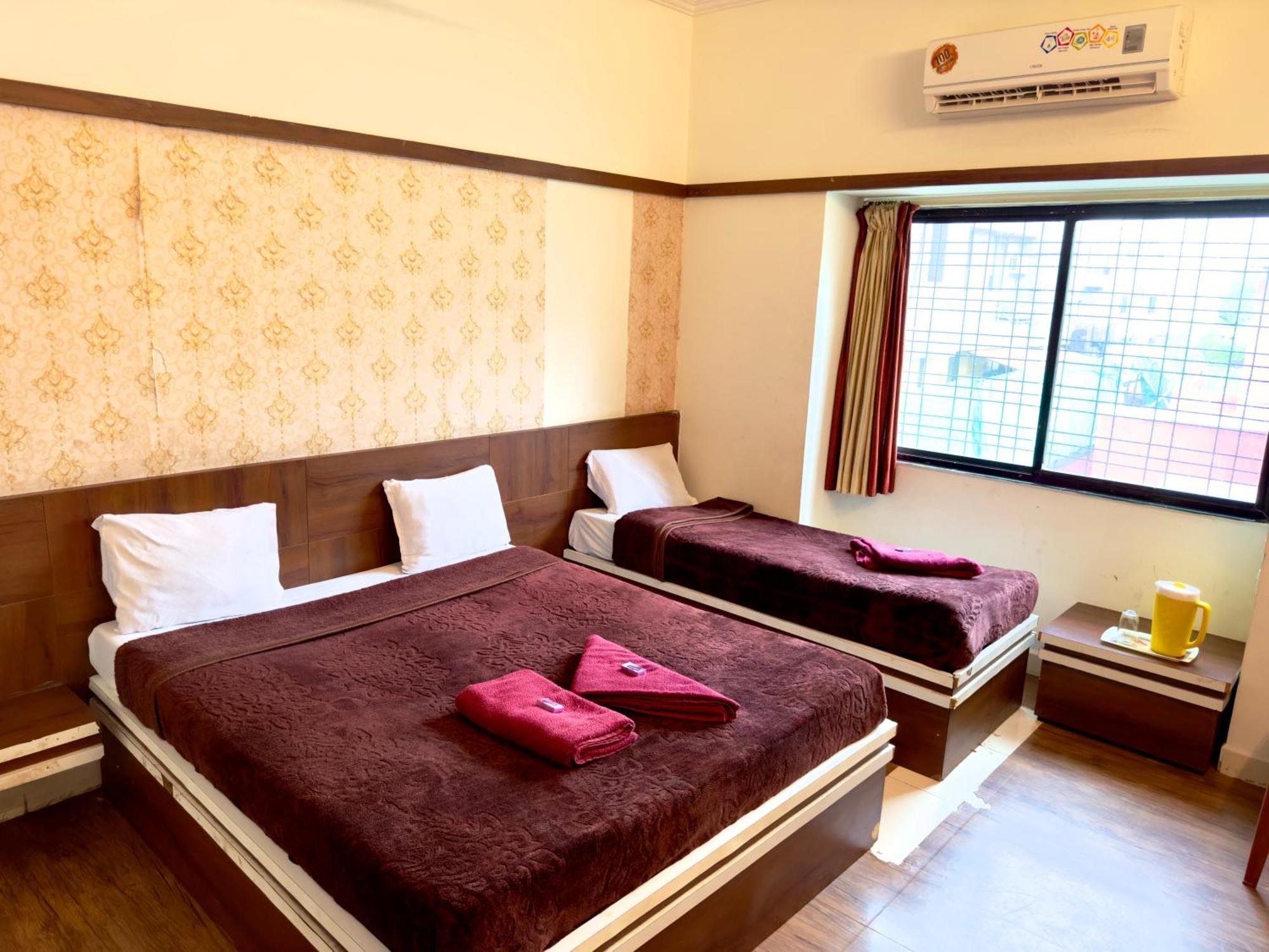 Hotel Laxmibai Palace Ширді Екстер'єр фото