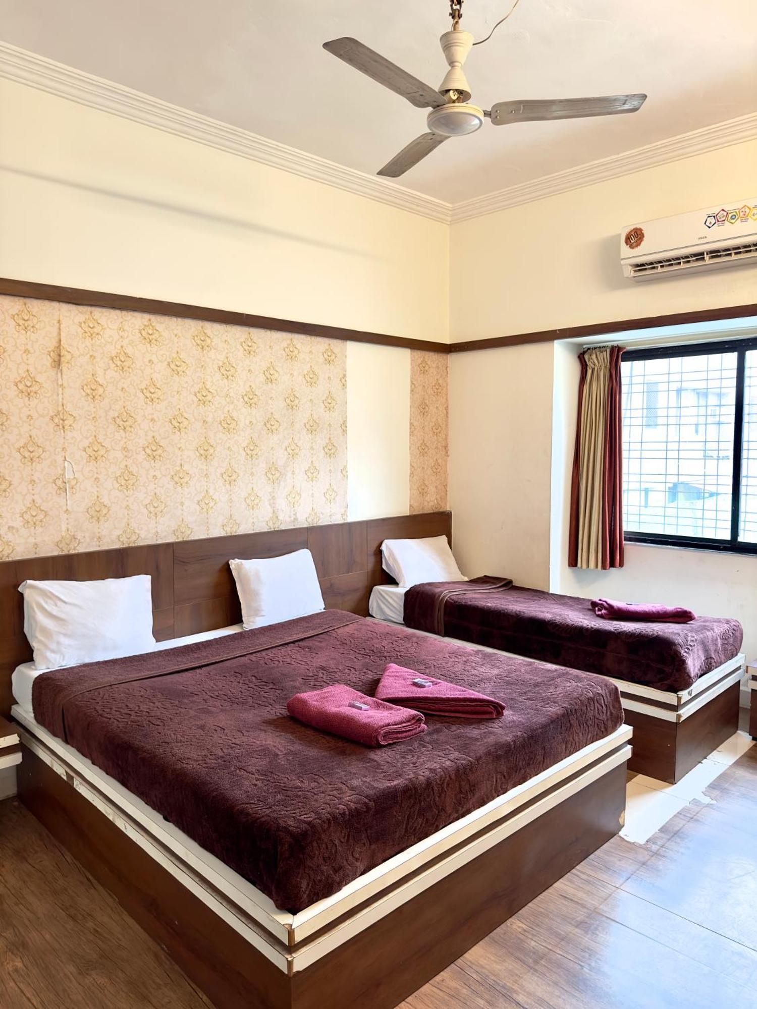 Hotel Laxmibai Palace Ширді Екстер'єр фото