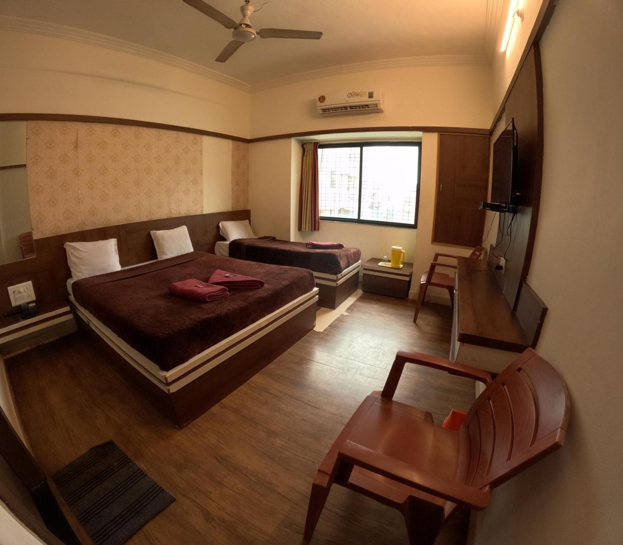 Hotel Laxmibai Palace Ширді Екстер'єр фото