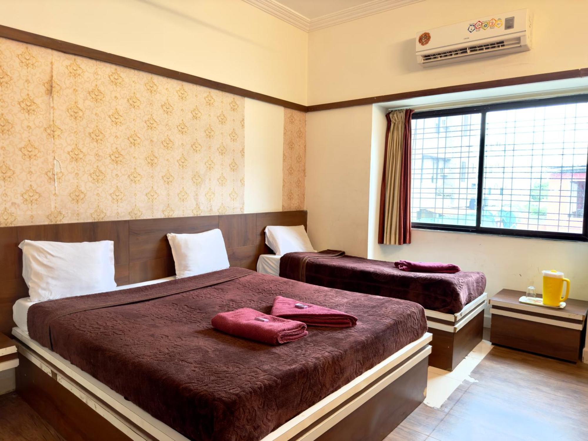 Hotel Laxmibai Palace Ширді Екстер'єр фото